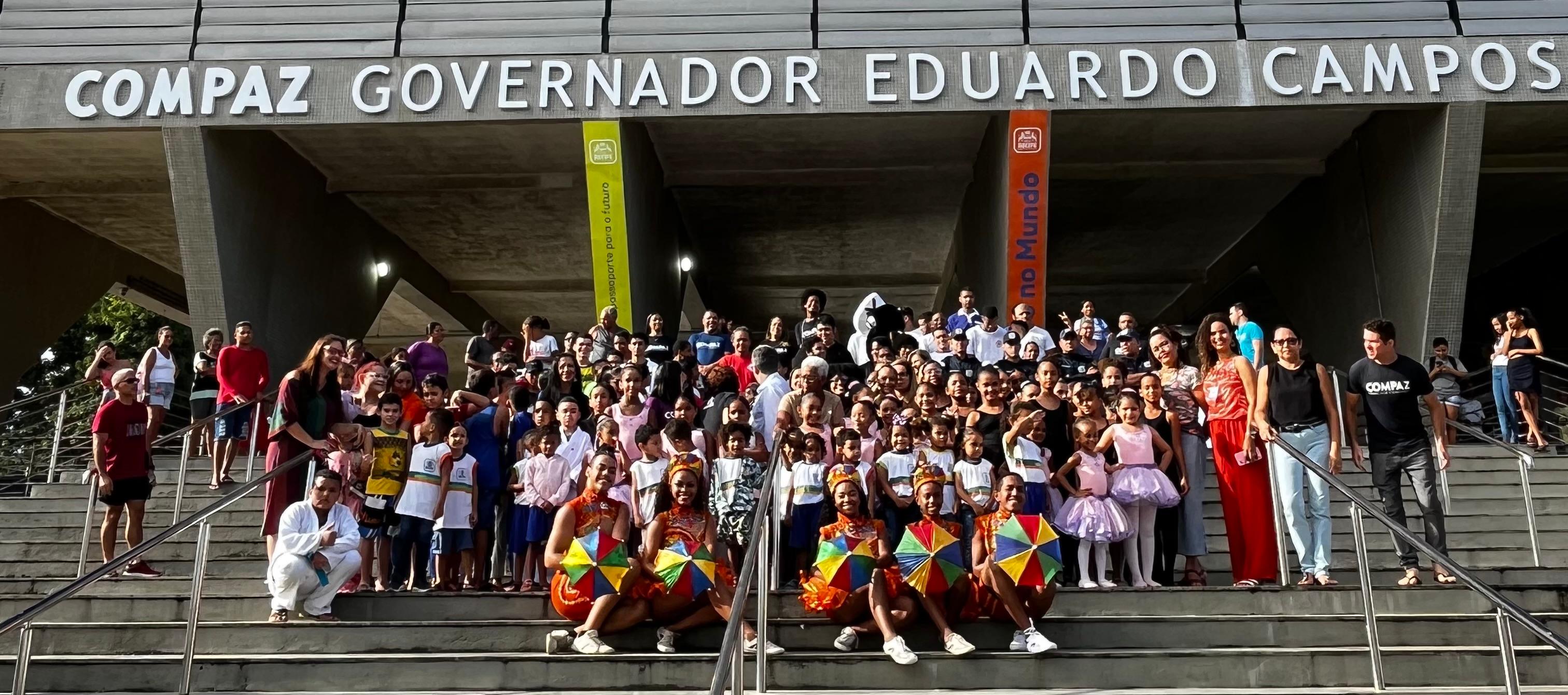 Foto dos colaboradores na frente do Compaz Eduardo Campos