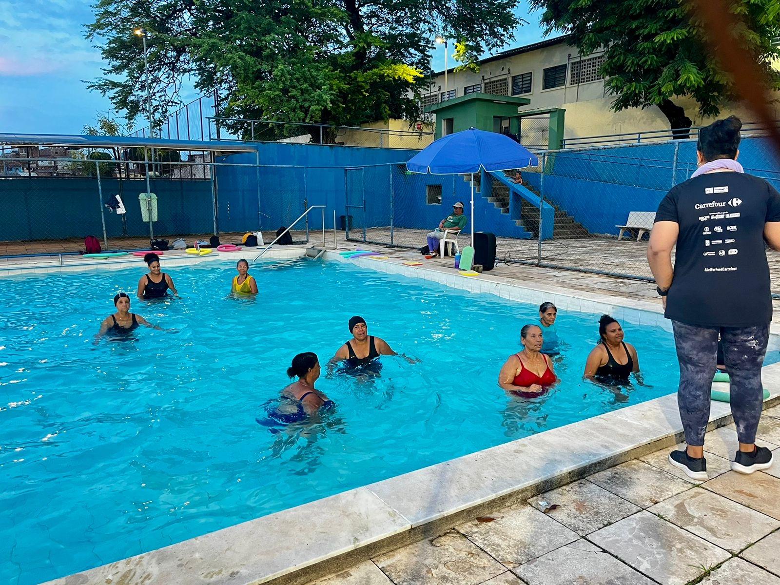 Foto da aula de hidroginástica no Compaz Eduardo Campos, no Alto Santa Terezinha