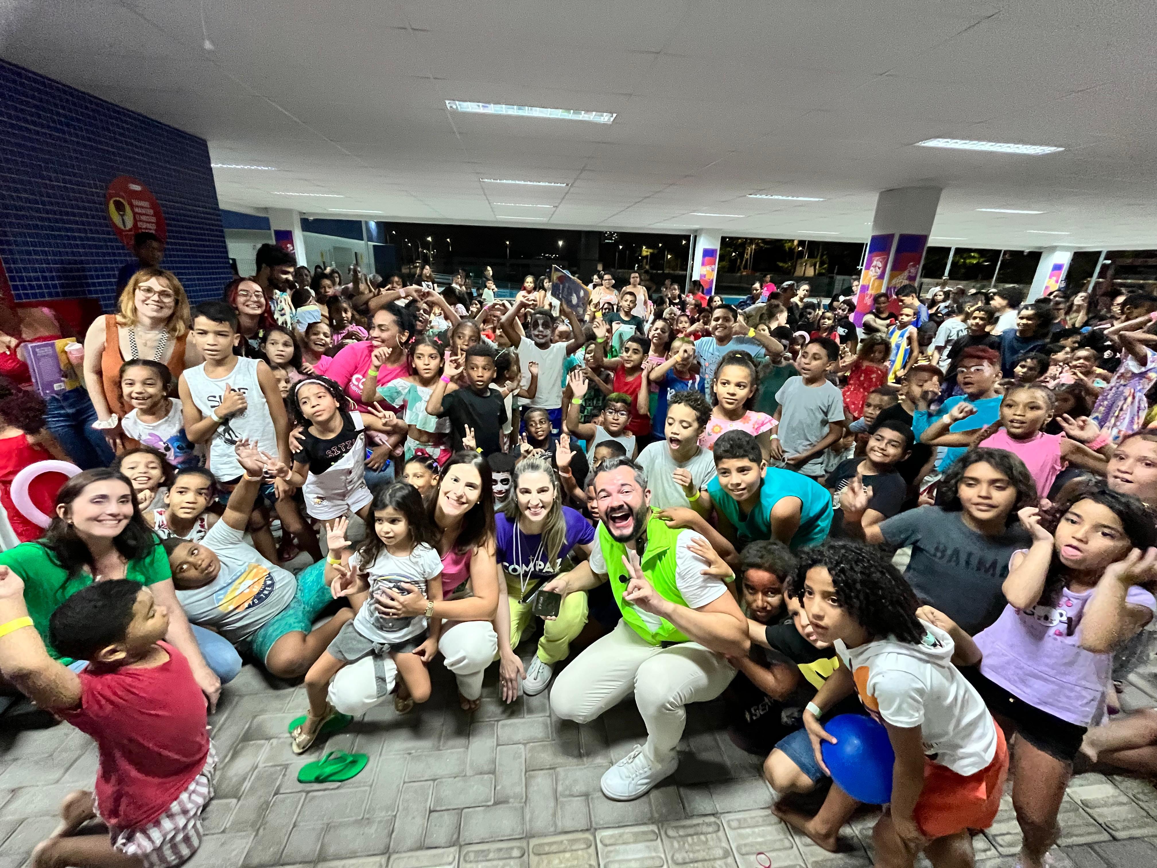 Foto do show do mágico Rodrigo Lima na festa de Dia das Crianças do Compaz Leda Alves