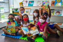 Crianças na Biblioteca do Compaz Governador Miguel Arraes