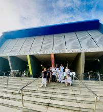 Foto dos alunos e do mestre de capoeira na frente do Compaz Eduardo Campos