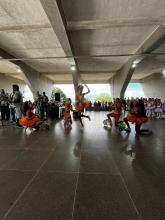 Foto do grupo de dança Studio 8 se apresentando