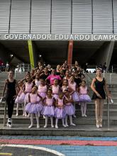 Foto das alunas de balé e da professora na frente do Compaz Eduardo Campos