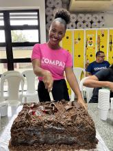 Foto da professora de balé cortando o bolo de aniversário